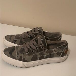 Blowfish Malibu Women's Camouflage Canvas Sneakers